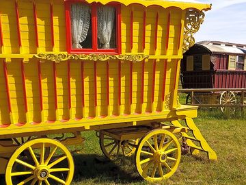 Yellow maggie smith's wagon exterior (added by manager 08 jul 2022)