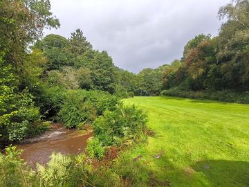 Stream along the field (added by visitor 14 aug 2023)