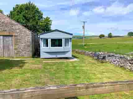 Peaceful country farm stay with enclosed garden & parking