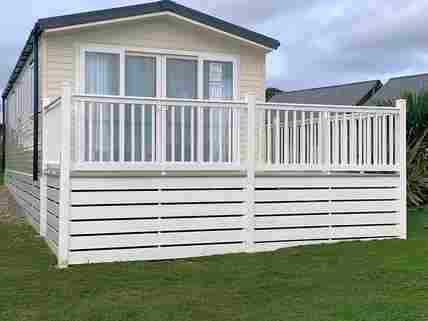 Malton - Wrap round deck with table and chairs
