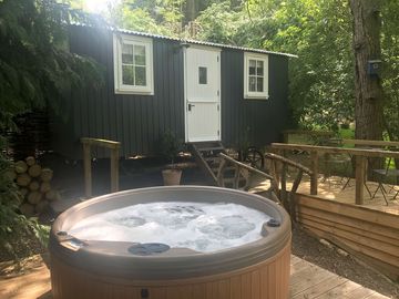 Hut and hot tub among the trees (added by manager 07 Jul 2020)
