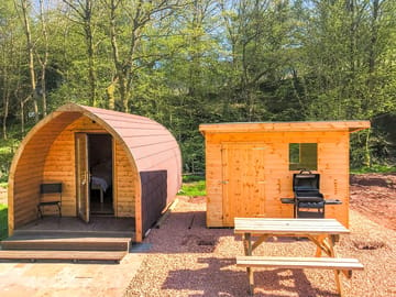 Cooking shed and picnic table by the pod (added by manager 27 Sep 2022)