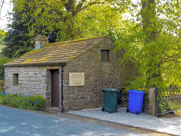 Lodge at the site's entrance on the main road