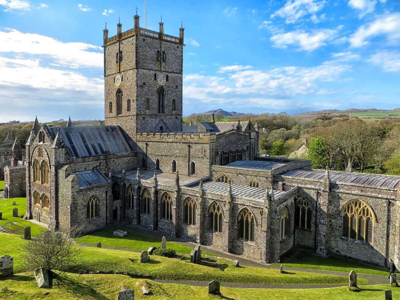 St David’s Cathedral, Pembrokeshire (David Lloyd from Pixabay)