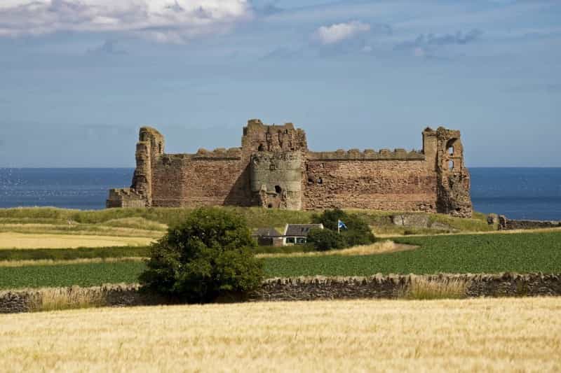 Tantallon Castle on a sunny day (Kevin Phillips on Pixabay) 
