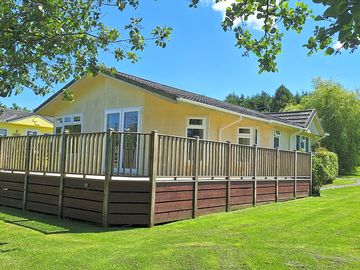 Spacious willow lodge with lake view (added by manager 11 jan 2024)