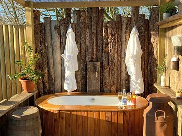 Outdoor bath with room for two (added by manager 21 jan 2022)