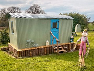 Shepherd's hut exterior (added by manager 18 oct 2022)