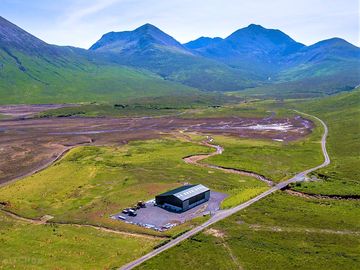 The site with belig and garbh-bheinn in the background (added by manager 15 apr 2022)