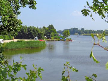 Large lake with canoe and pedalo rental (added by manager 17 aug 2022)