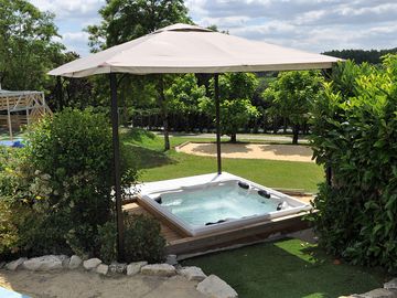 Unwind in the jacuzzi (added by manager 11 feb 2016)