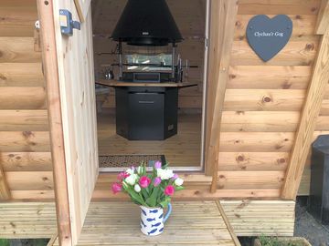 Welcome flowers on cabin doorstep (added by manager 31 mar 2021)