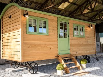 Shepherds hut daytime (added by manager 01 aug 2023)