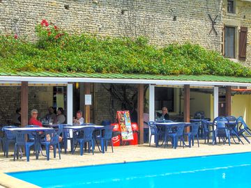Restaurant, terrace and pool (added by manager 21 sep 2022)