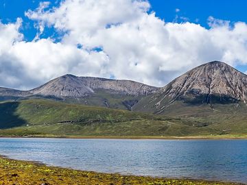 Looking over loch ainort towards marsco, beinn dearg and glamaig (added by manager 15 apr 2022)