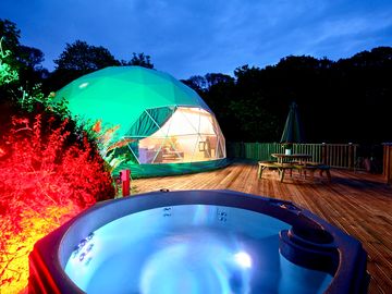 Geodome hot tub at night! (added by manager 01 aug 2023)