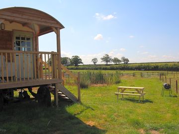 Outdoor space around the shepherd's hut (added by manager 07 aug 2019)