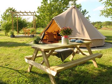 Bell tent and picnic table (added by manager 07 jul 2021)
