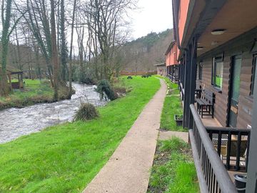 Peaceful waterside lodges (added by manager 14 mar 2024)