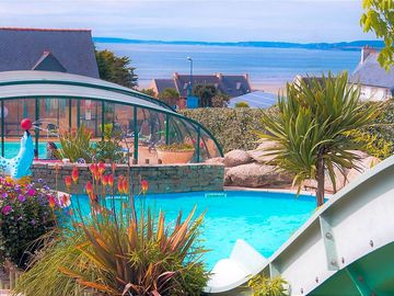 Indoor and outdoor pools with views of the sea (added by manager 06 dec 2022)