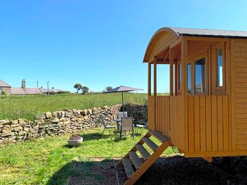 Shepherd's hut with alfresco dining and firepit (added by manager 29 dec 2023)