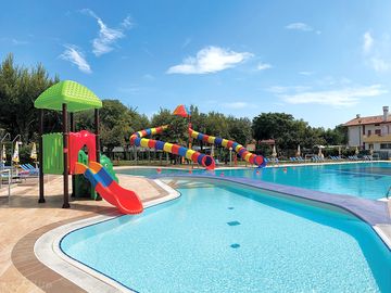 Swimming pools with water slides (added by manager 08 jan 2021)