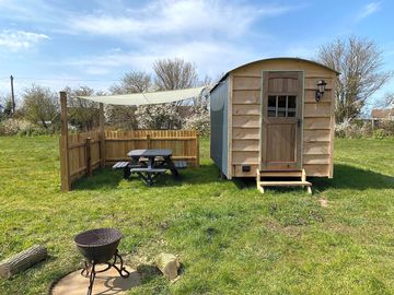 Small shepherd's hut (added by manager 04 jul 2021)
