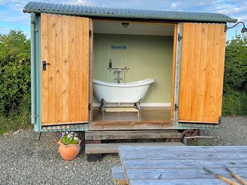 Bath with a view (added by visitor 04 aug 2021)
