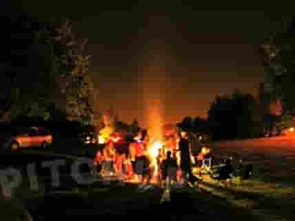 Campfire at night (added by infoorchardcampsitecouk 23 Aug 2010)