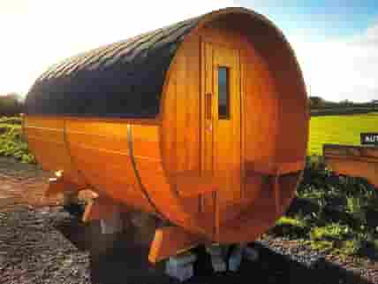 Barrel-shaped camping pod