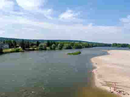Beach on the Loire, next to the site