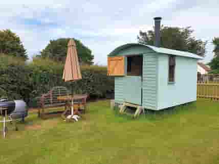 Jemima hut with seating, bbq & firepit