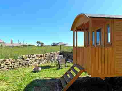 Shepherd's Hut with alfresco dining and firepit