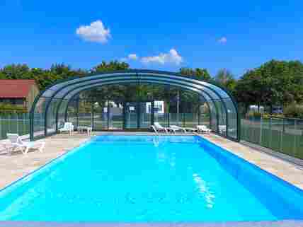Swimming pool with retractable cover