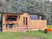 Woodpecker Yellow Cabin, Alfesco Kitchen, internal en-suite shower room, covered seating and Hot tub (added by manager 06 Jul 2022)