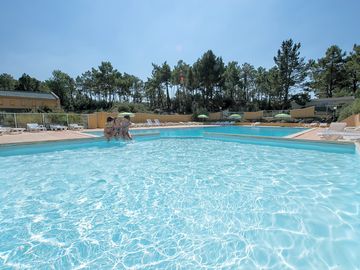 Outdoor swimming pool (added by manager 18 Oct 2016)