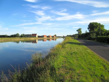 Canal just outside the site (added by manager 29 Jun 2015)