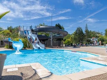 Pool with waterslides (added by bombom 09 Mar 2017)