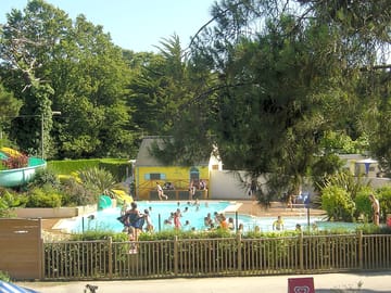 Swimming pool with waterslides (added by manager 27 Jun 2016)