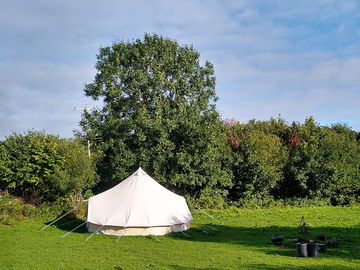 Bell tent and cooking tripod (added by manager 01 Sep 2022)