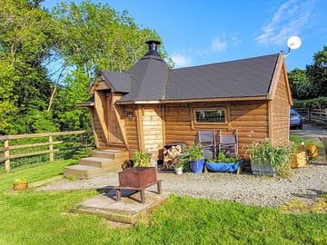 Visitor image of the exterior of the cabin