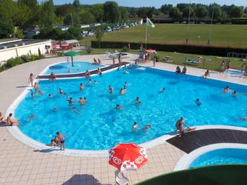 View of the pool and paddling pool (added by manager 23 Jun 2016)