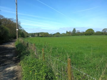 Site is adjacent to cycleway between Harrogate and Knaresborough (added by manager 08 May 2014)