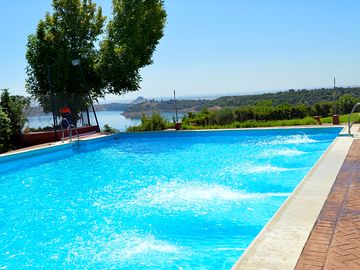 Outdoor swimming pool with lake views (added by manager 24 Jul 2015)