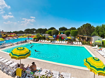 Swimming pool and terrace (added by manager 02 Dec 2015)