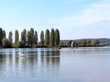 Vesoul Lake at the entrance of the site