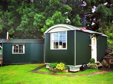Visitor image of the cosy Shepherds Hut (added by manager 23 Sep 2022)