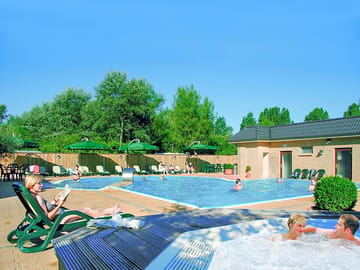 Site pool and jacuzzi (added by manager 27 Jul 2022)