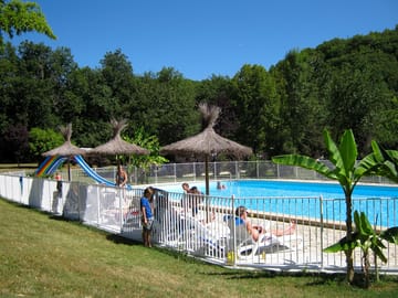 Swimming pool with sun loungers (added by manager 10 Nov 2016)
