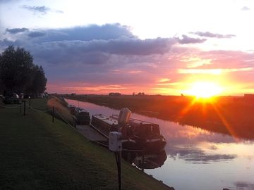 Big skies, whiling away fishing or relaxing and enjoying the occasional narrowboat pass by. (added by manager 20 Apr 2013)
